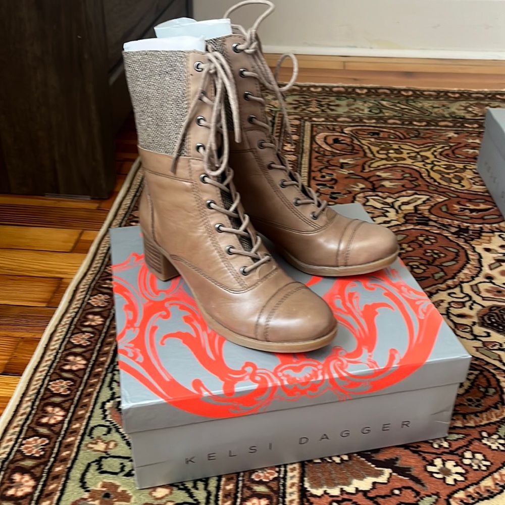NEW NEVER WORN KELSI DAGGER MATE BOOTS. in box